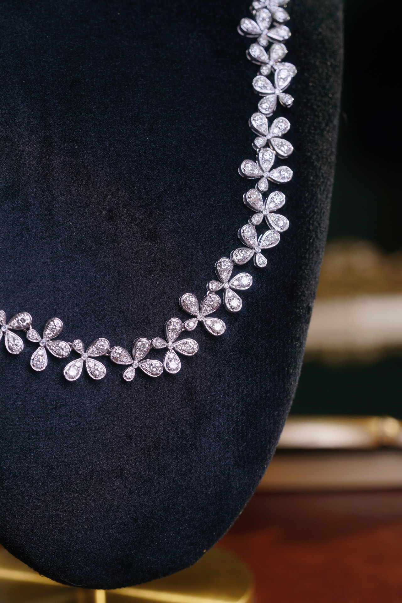 18k Gold Necklace with Luxury Diamond-Set Evening Gown Chain; Natural Diamonds totaling 10ct