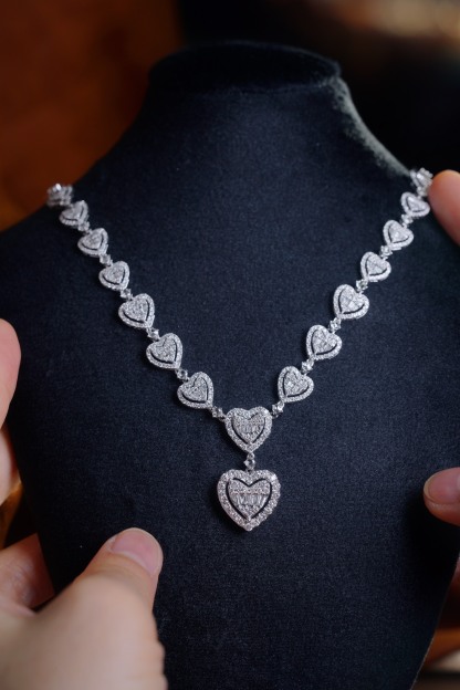 18k Gold Necklace – Luxury Evening Gown Necklace, exquisite and elegant, featuring a 3.10ct natural diamond