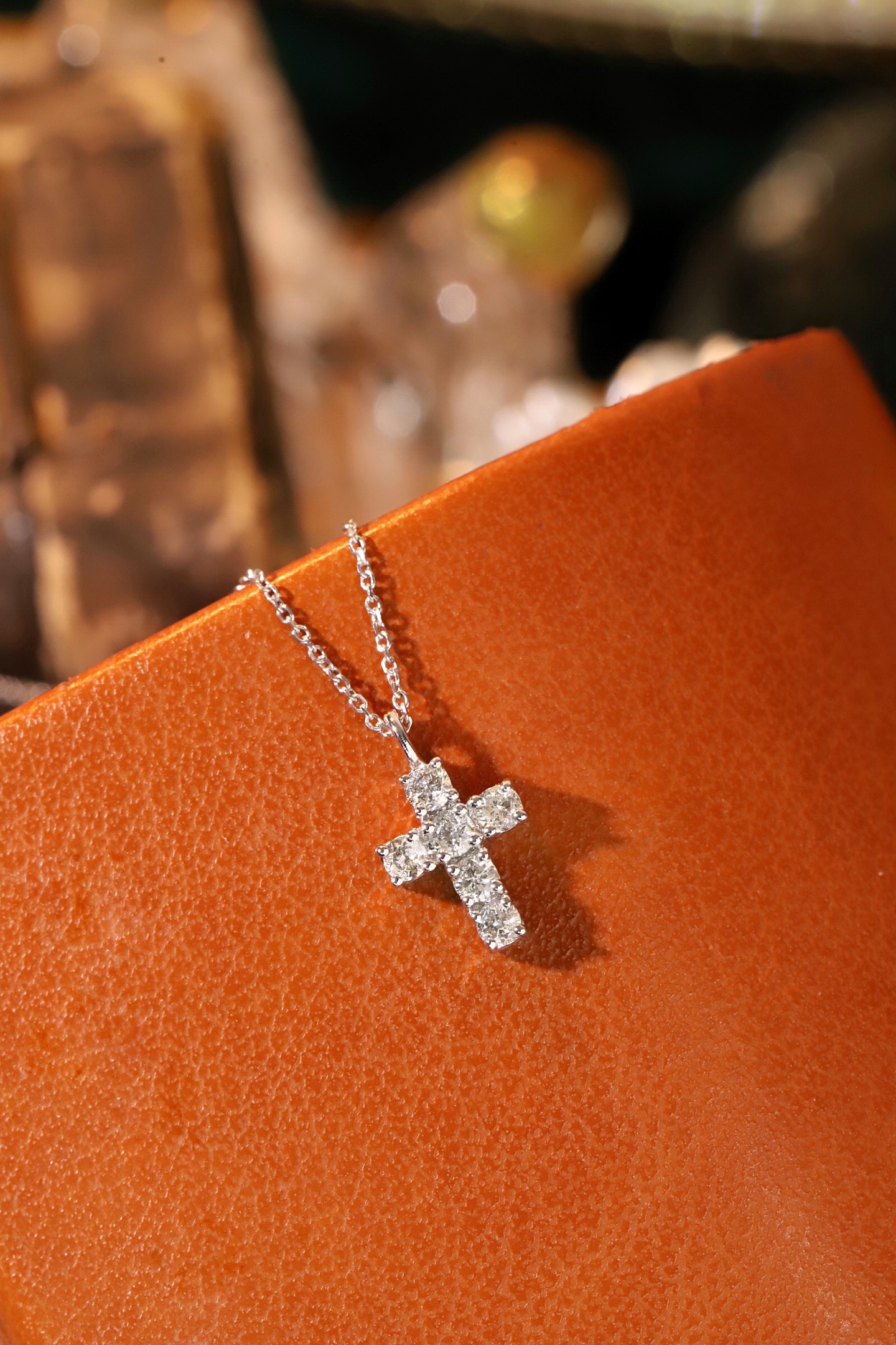 18k gold necklace with cross design, natural diamond weighing 0.20ct