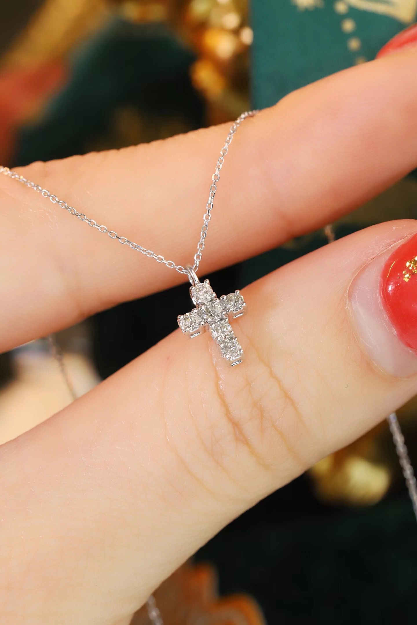 18k gold necklace with cross design, natural diamond weighing 0.20ct