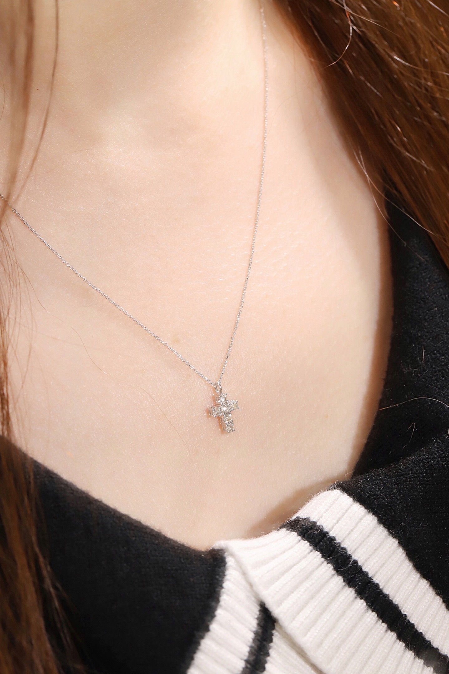 18k gold necklace with cross design, natural diamond weighing 0.20ct