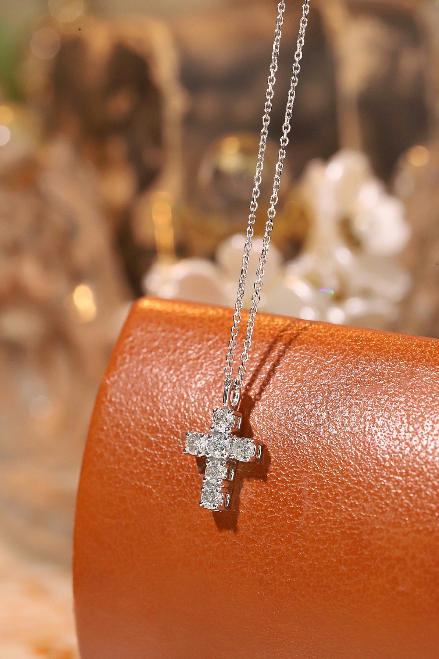 18k gold necklace with cross design, natural diamond weighing 0.20ct