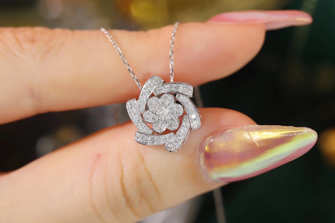 18k gold necklace with flower design, two-way wear option, natural diamond weighing 0.40ct