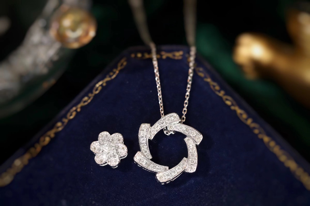 18k gold necklace with flower design, two-way wear option, natural diamond weighing 0.40ct