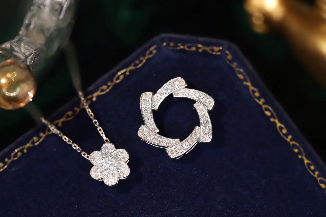 18k gold necklace with flower design, two-way wear option, natural diamond weighing 0.40ct