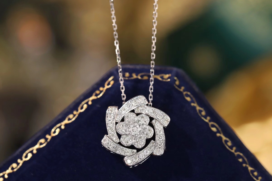 18k gold necklace with flower design, two-way wear option, natural diamond weighing 0.40ct