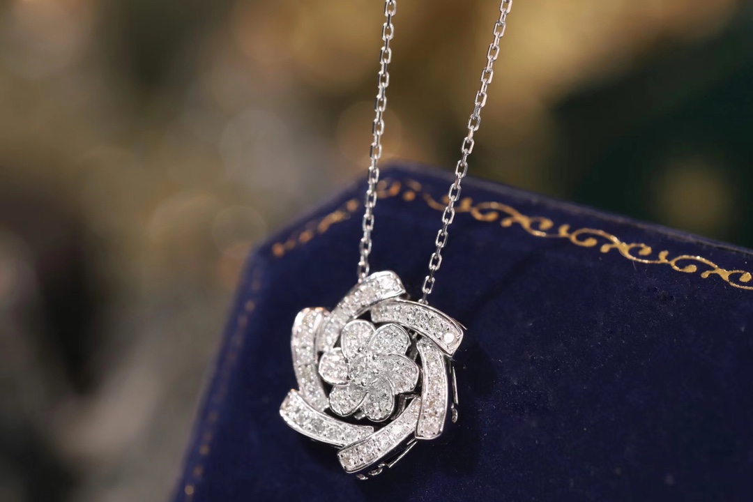 18k gold necklace with flower design, two-way wear option, natural diamond weighing 0.40ct