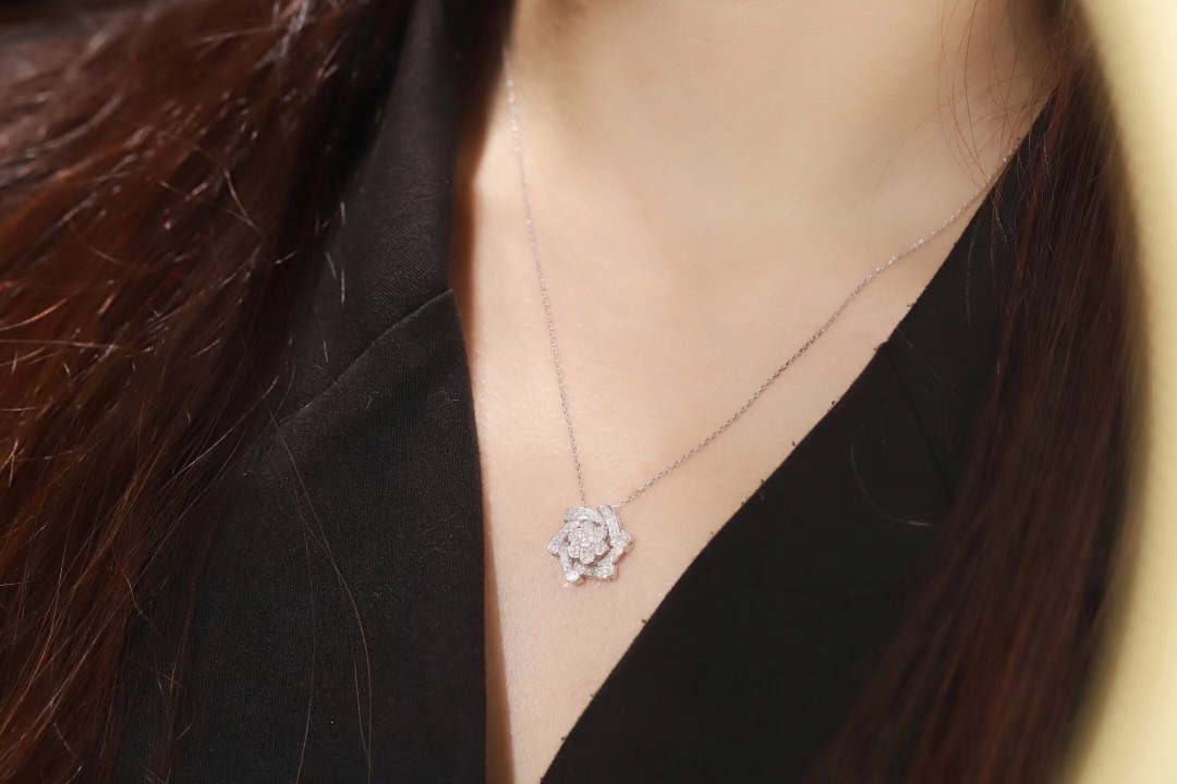 18k gold necklace with flower design, two-way wear option, natural diamond weighing 0.40ct