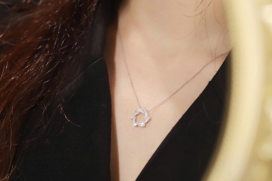 18k gold necklace with flower design, two-way wear option, natural diamond weighing 0.40ct