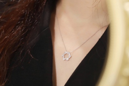 18k gold necklace with flower design, two-way wear option, natural diamond weighing 0.40ct