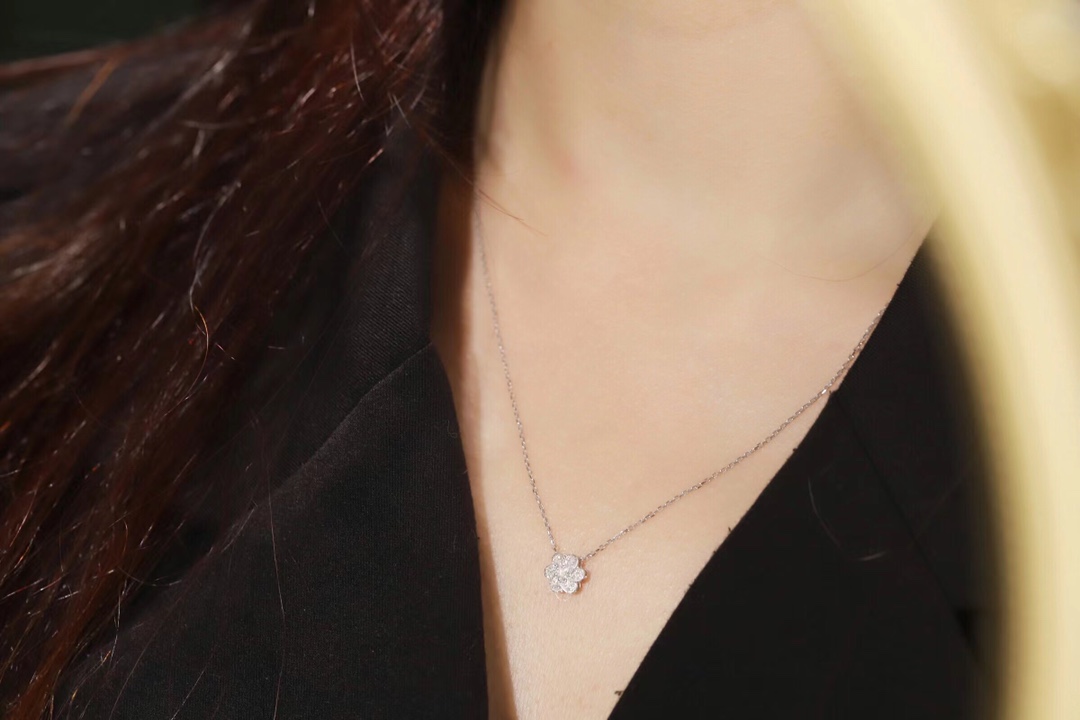 18k gold necklace with flower design, two-way wear option, natural diamond weighing 0.40ct