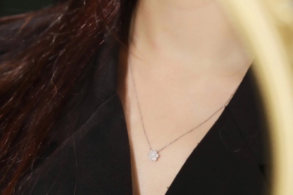 18k gold necklace with flower design, two-way wear option, natural diamond weighing 0.40ct