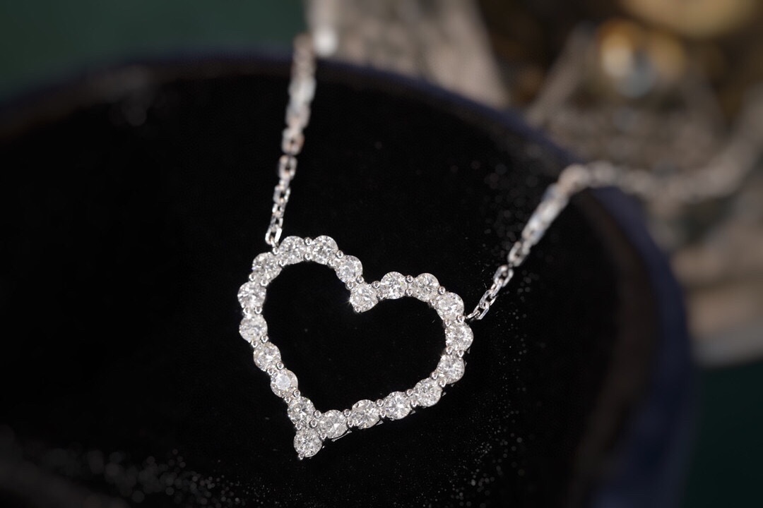 18k Gold Necklace with Heart Design, Natural Diamond 3ct