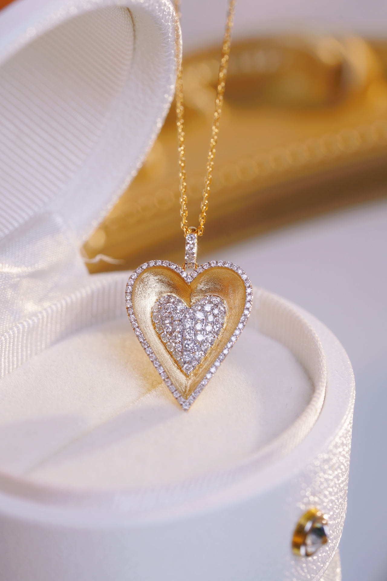 18k gold necklace with heart design, frosted finish, and a natural diamond of 0.60ct