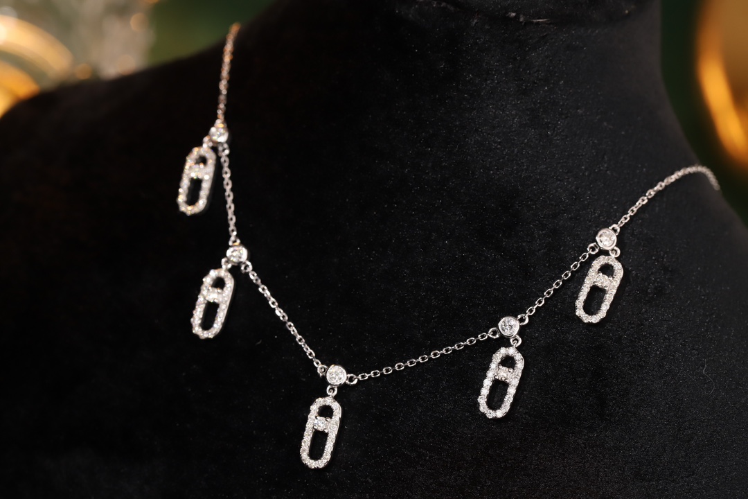 18k gold necklace with paperclip design, featuring a 0.80ct natural diamond