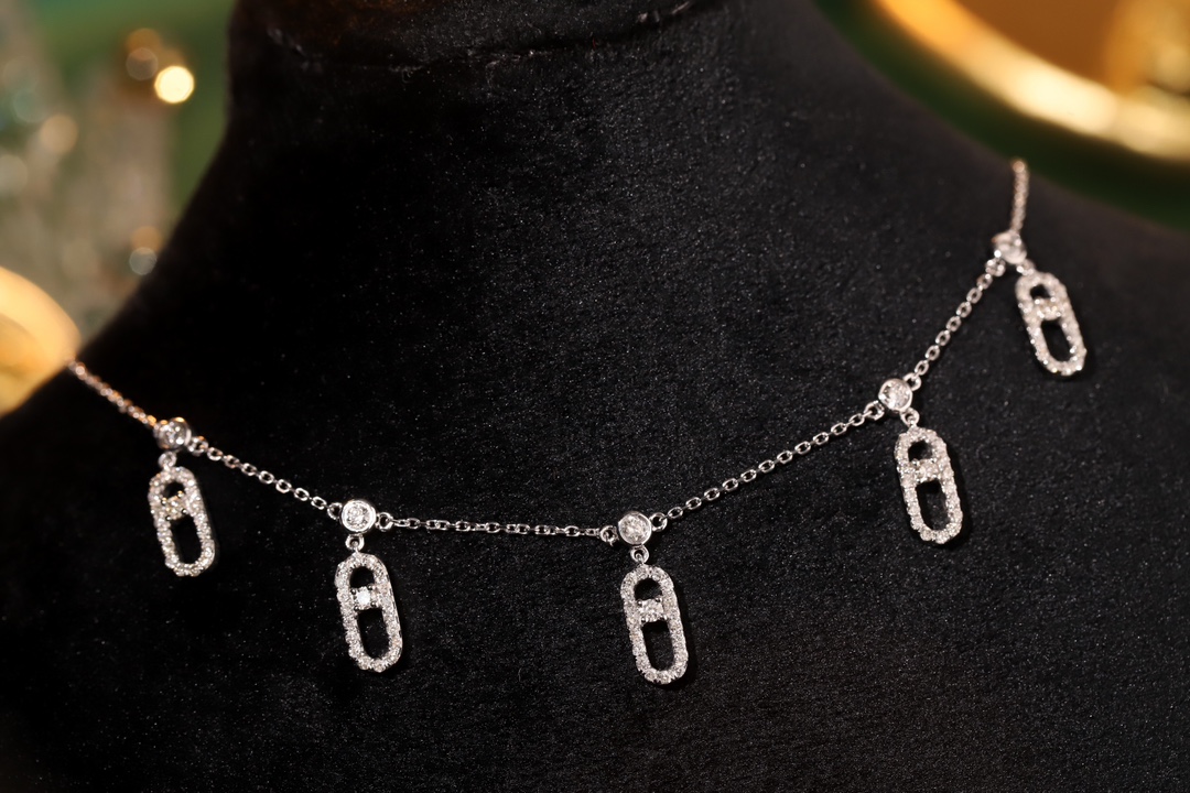 18k gold necklace with paperclip design, featuring a 0.80ct natural diamond