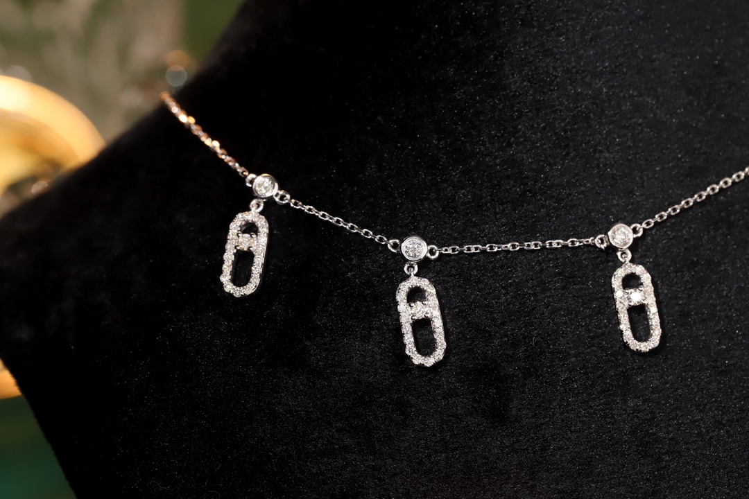 18k gold necklace with paperclip design, featuring a 0.80ct natural diamond