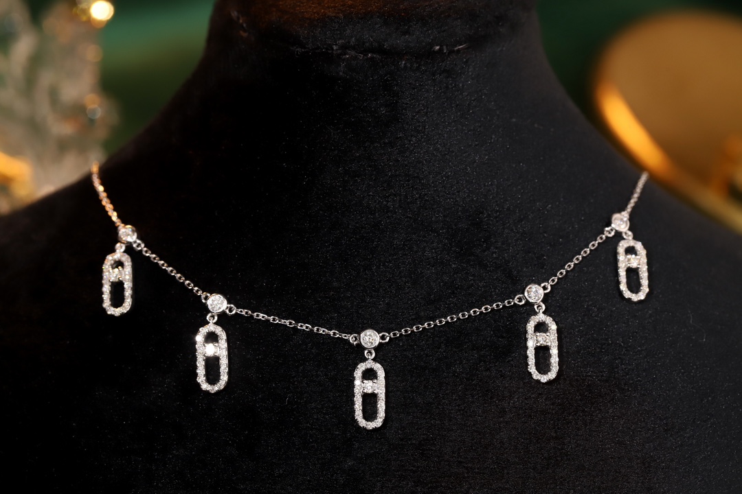 18k gold necklace with paperclip design, featuring a 0.80ct natural diamond