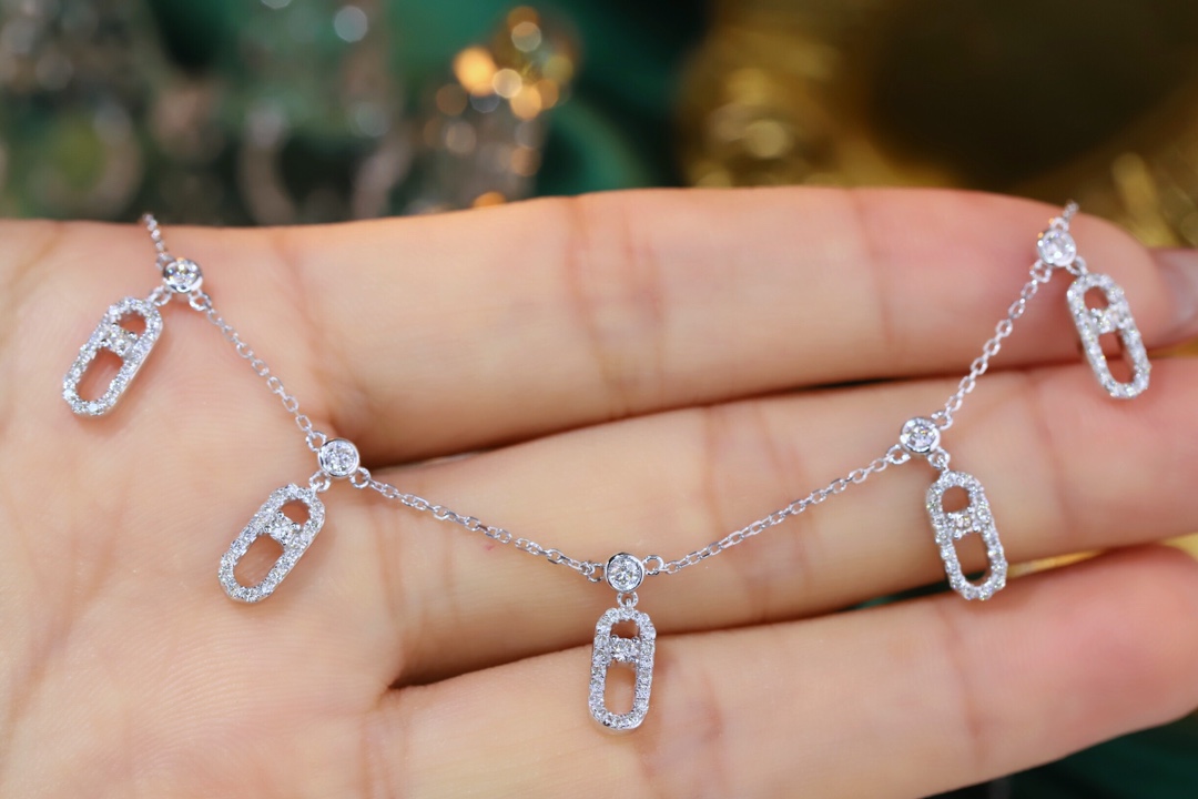 18k gold necklace with paperclip design, featuring a 0.80ct natural diamond