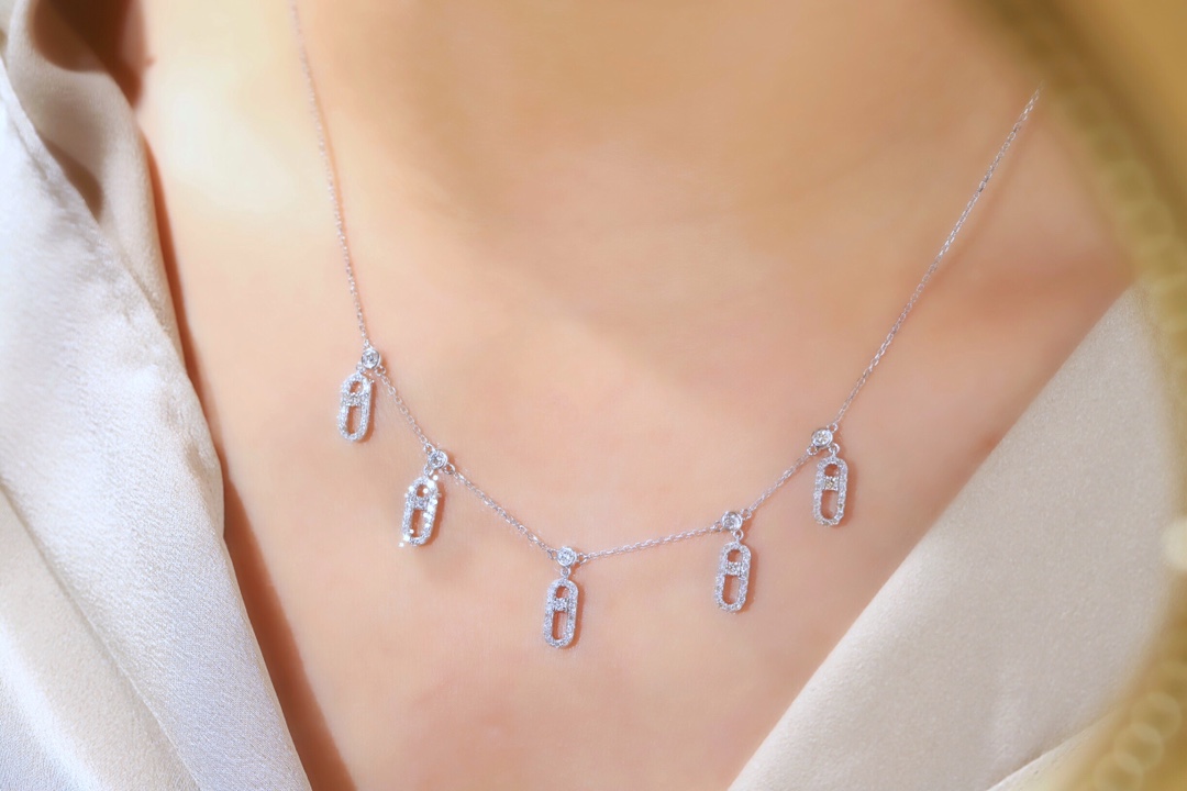 18k gold necklace with paperclip design, featuring a 0.80ct natural diamond