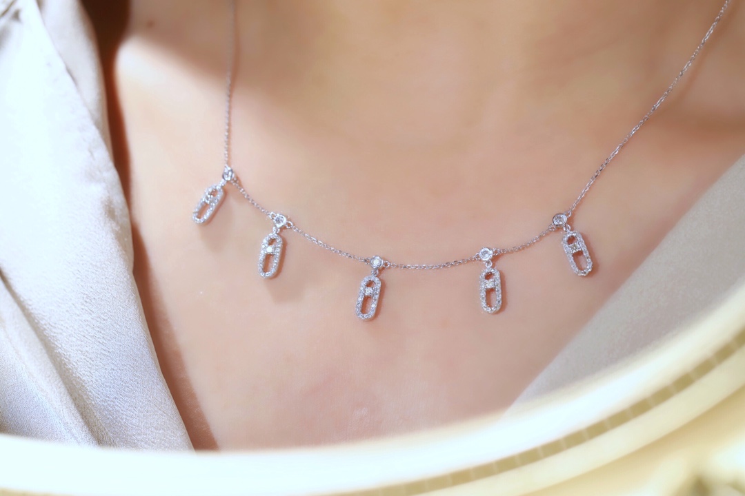 18k gold necklace with paperclip design, featuring a 0.80ct natural diamond