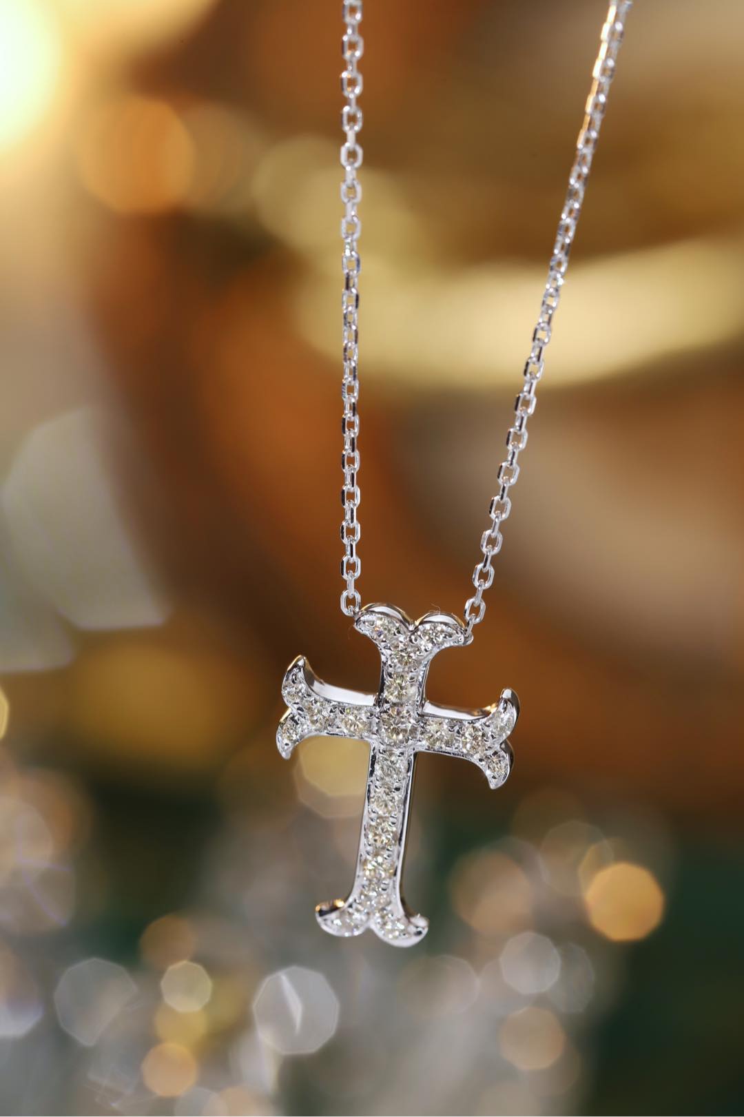 18k gold necklace with cross design, natural diamond weighing 0.35ct