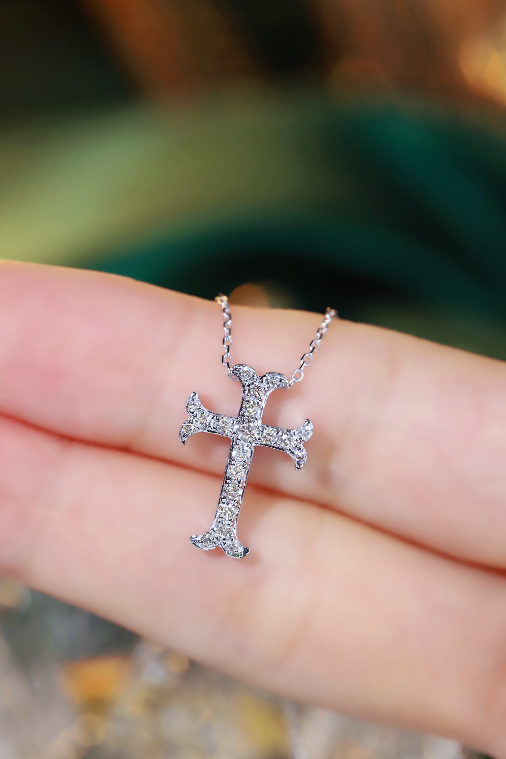 18k gold necklace with cross design, natural diamond weighing 0.35ct