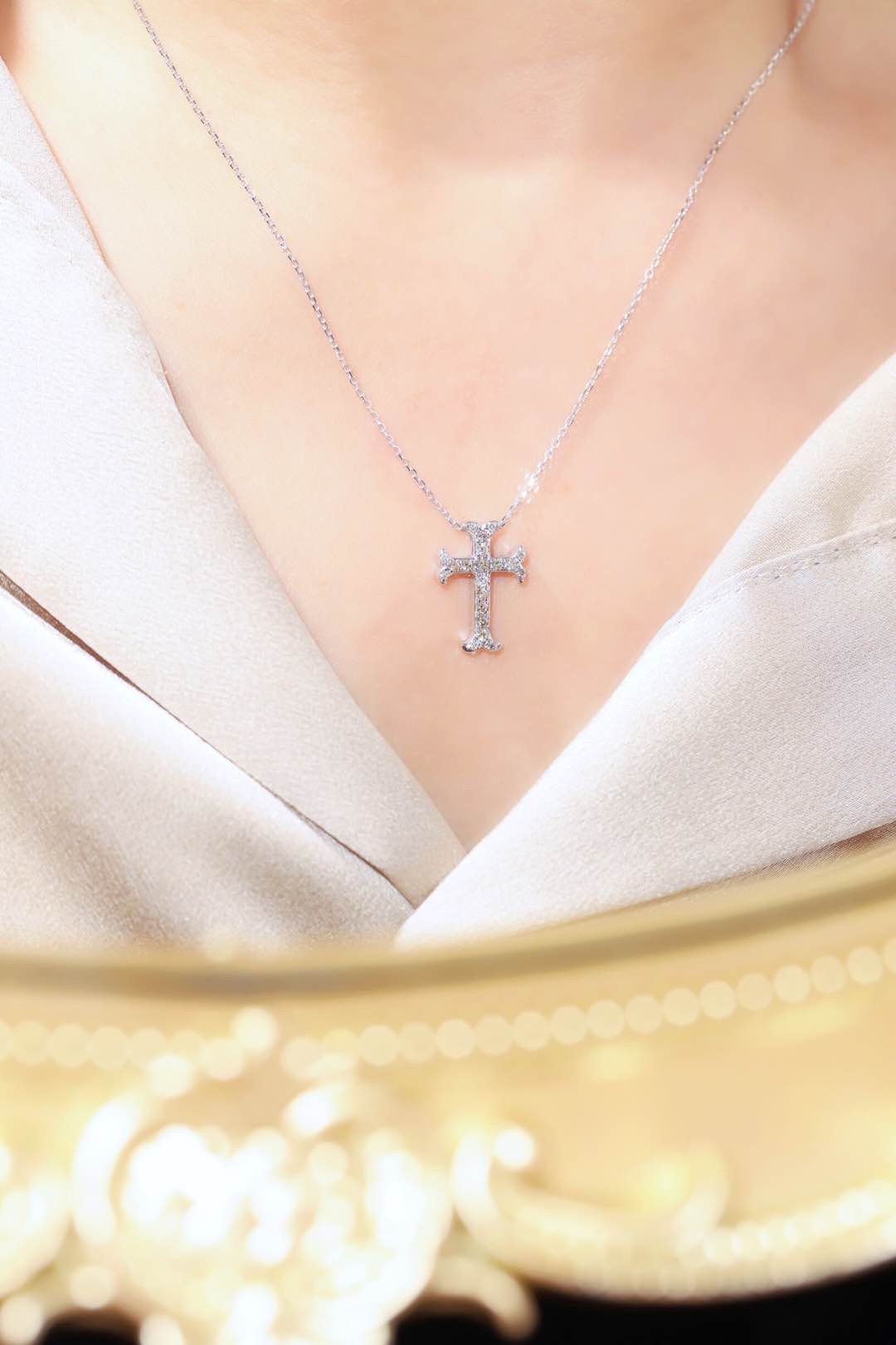 18k gold necklace with cross design, natural diamond weighing 0.35ct