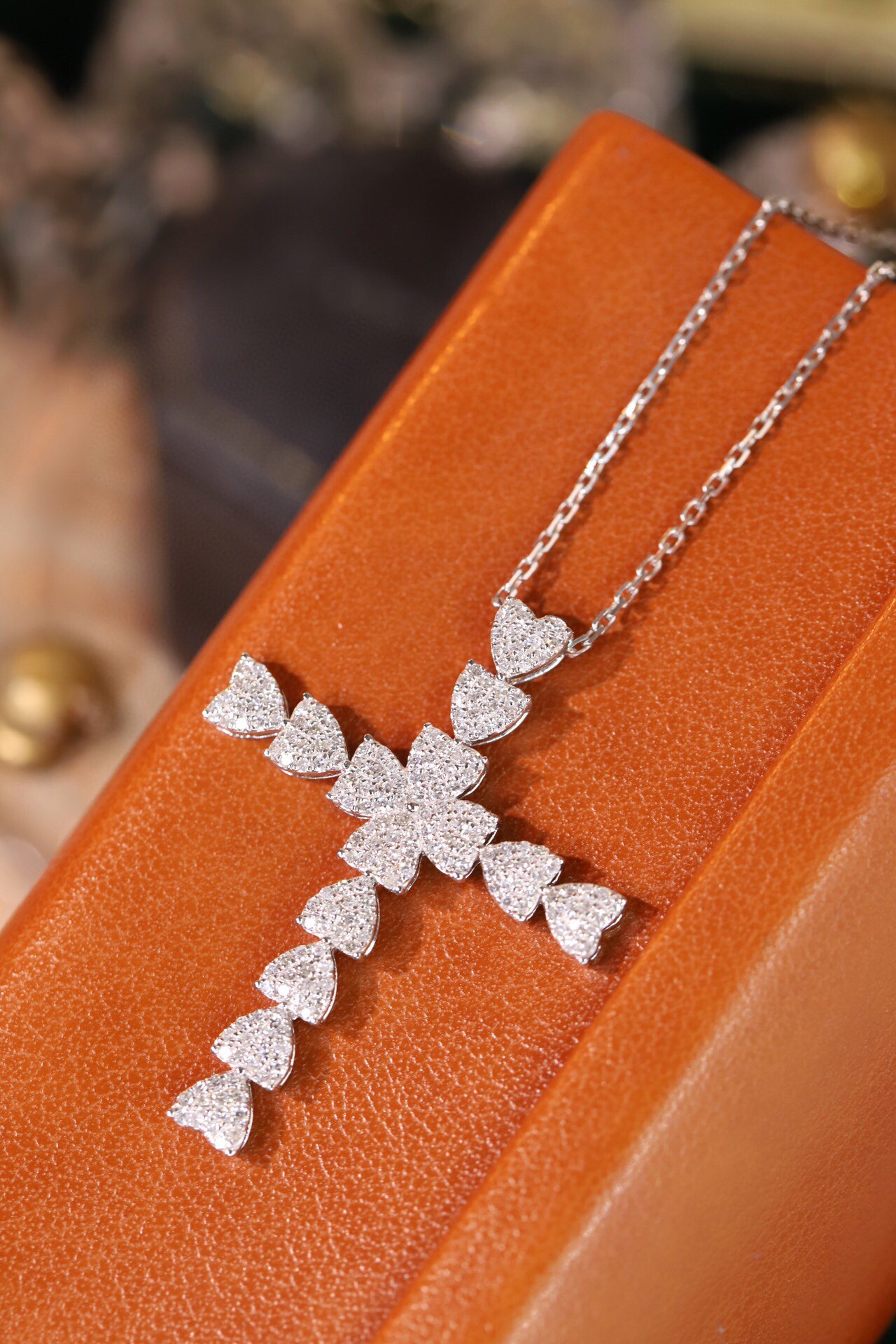 18k gold necklace with cross design, natural diamond weighing 0.65ct
