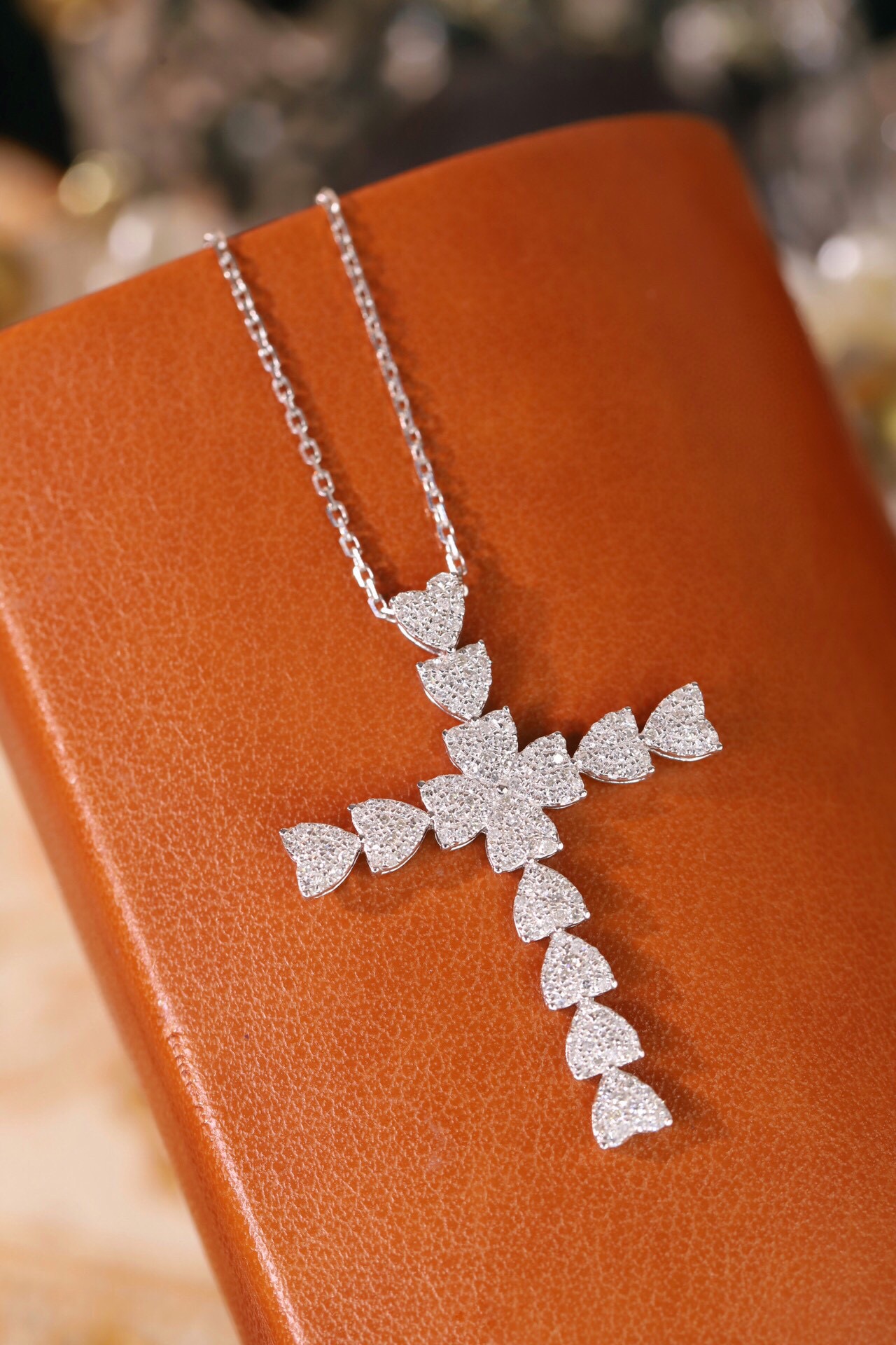 18k gold necklace with cross design, natural diamond weighing 0.65ct