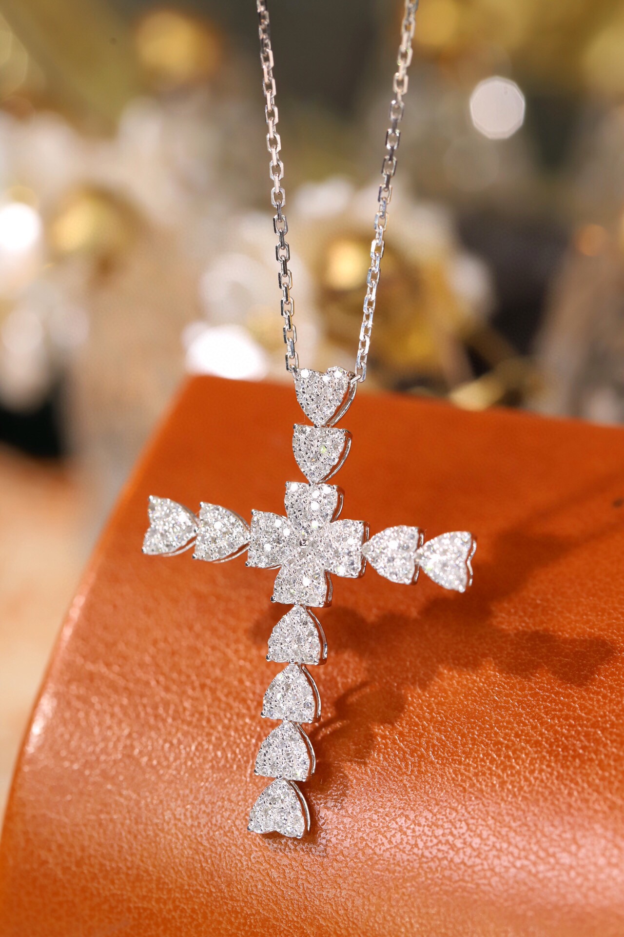18k gold necklace with cross design, natural diamond weighing 0.65ct