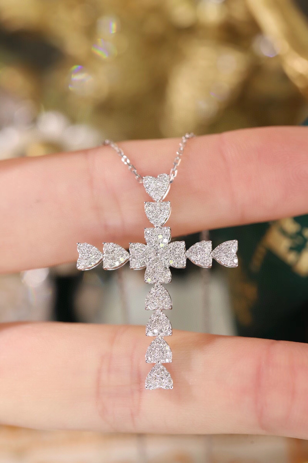 18k gold necklace with cross design, natural diamond weighing 0.65ct