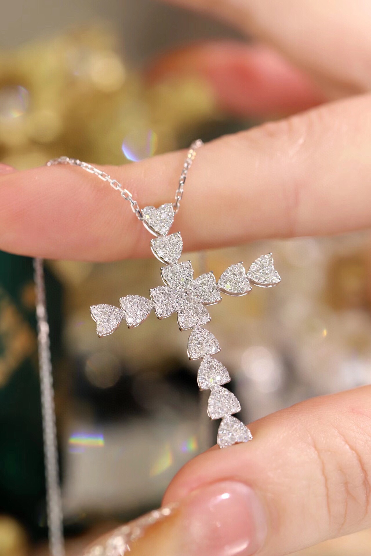 18k gold necklace with cross design, natural diamond weighing 0.65ct