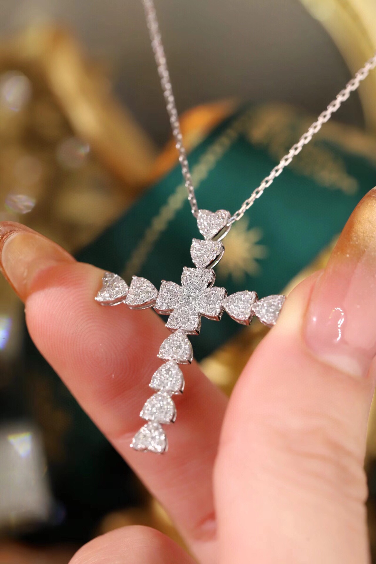 18k gold necklace with cross design, natural diamond weighing 0.65ct