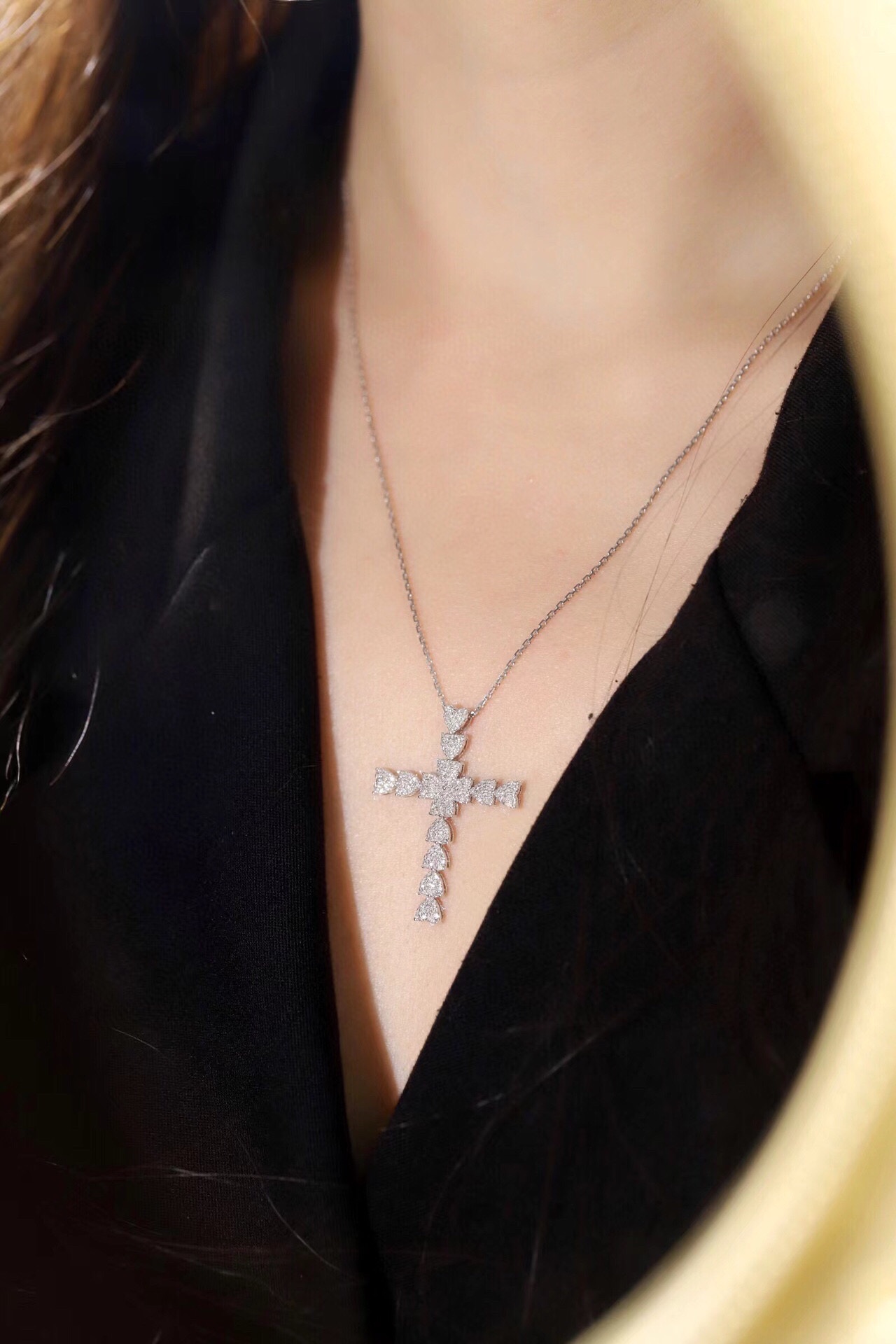 18k gold necklace with cross design, natural diamond weighing 0.65ct