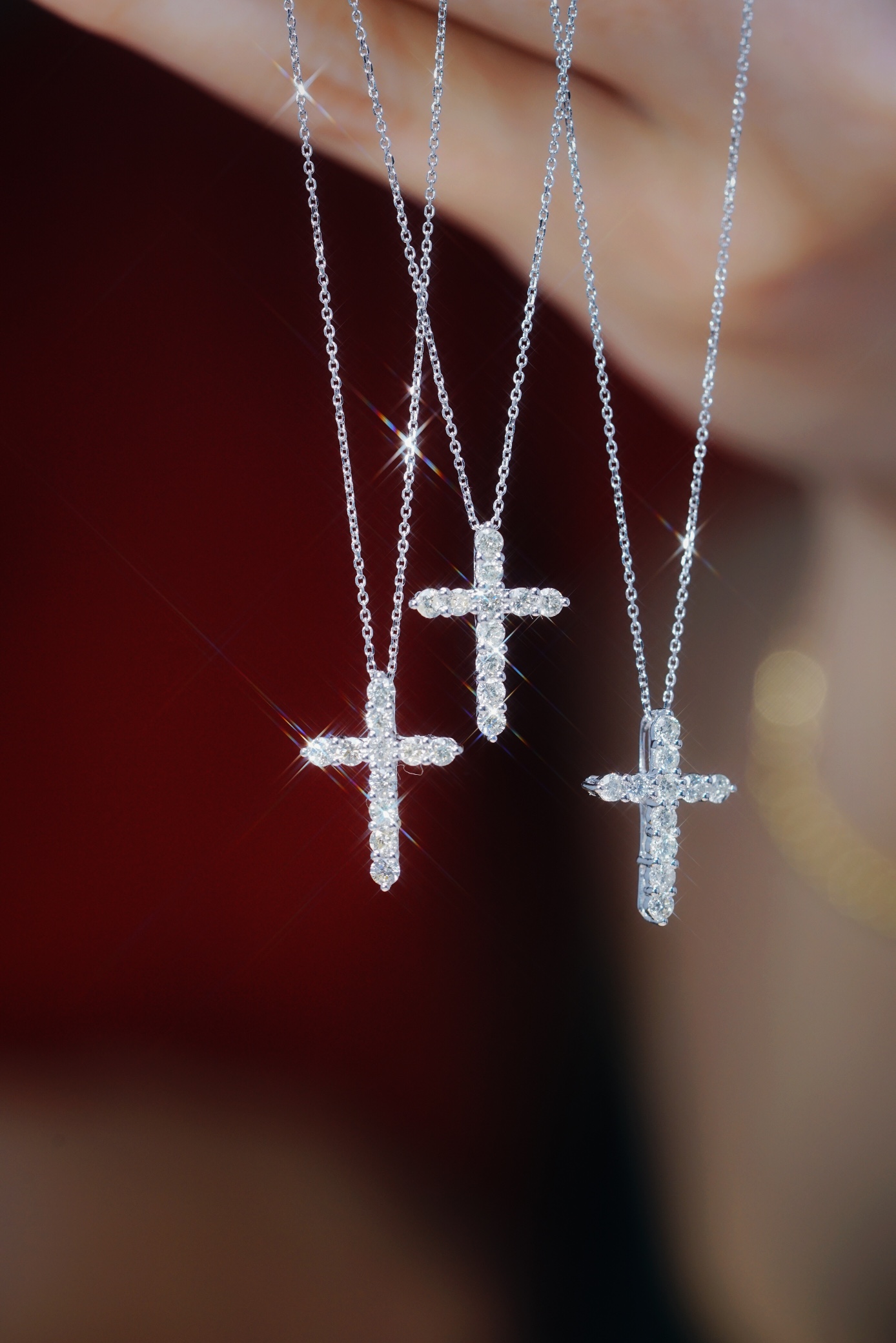 18k gold necklace with cross design, natural diamond weighing 0.30ct