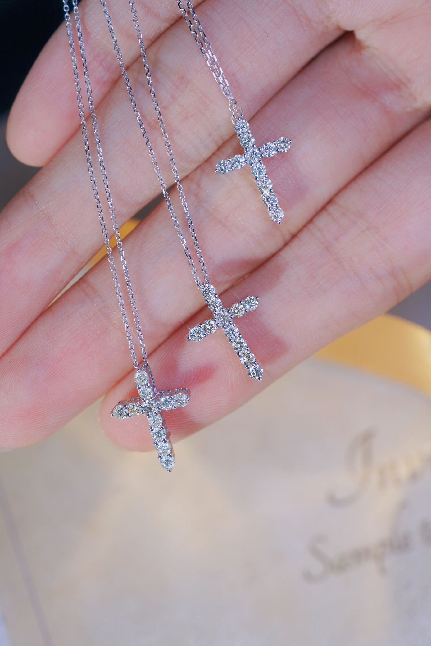 18k gold necklace with cross design, natural diamond weighing 0.30ct
