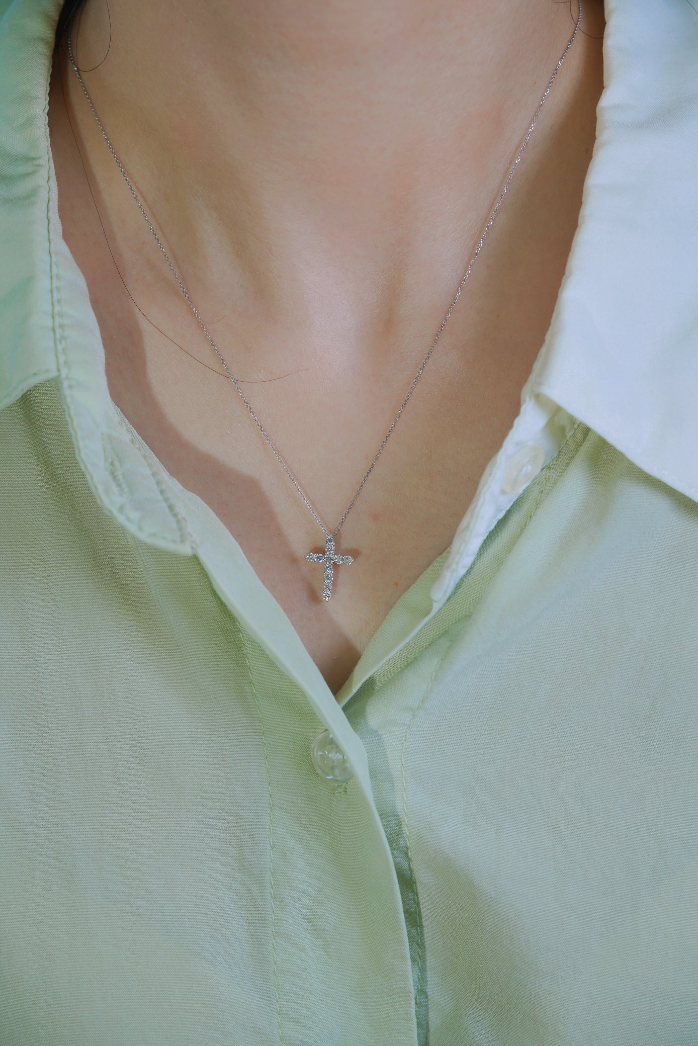 18k gold necklace with cross design, natural diamond weighing 0.30ct