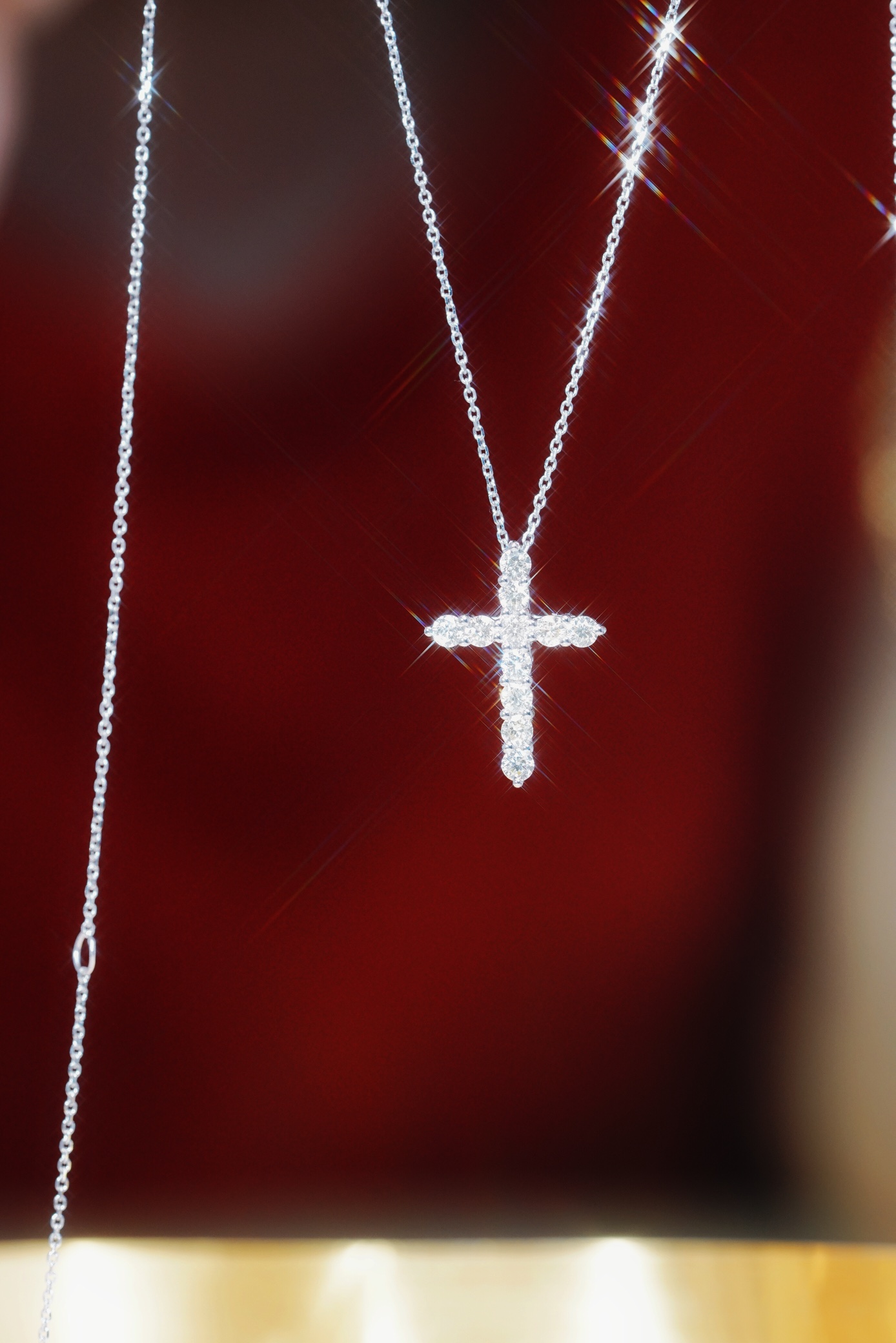 18k gold necklace with cross design, natural diamond weighing 0.30ct