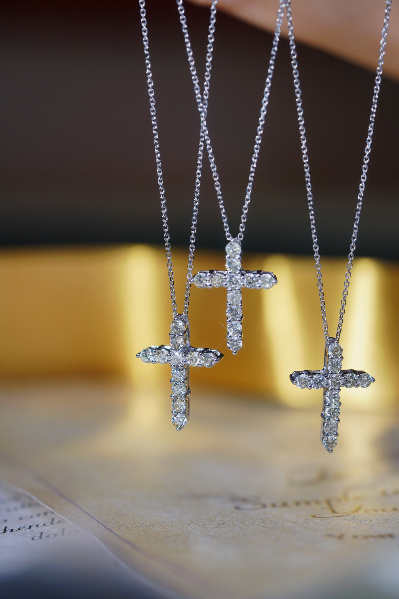 18k gold necklace with cross design, natural diamond weighing 0.30ct