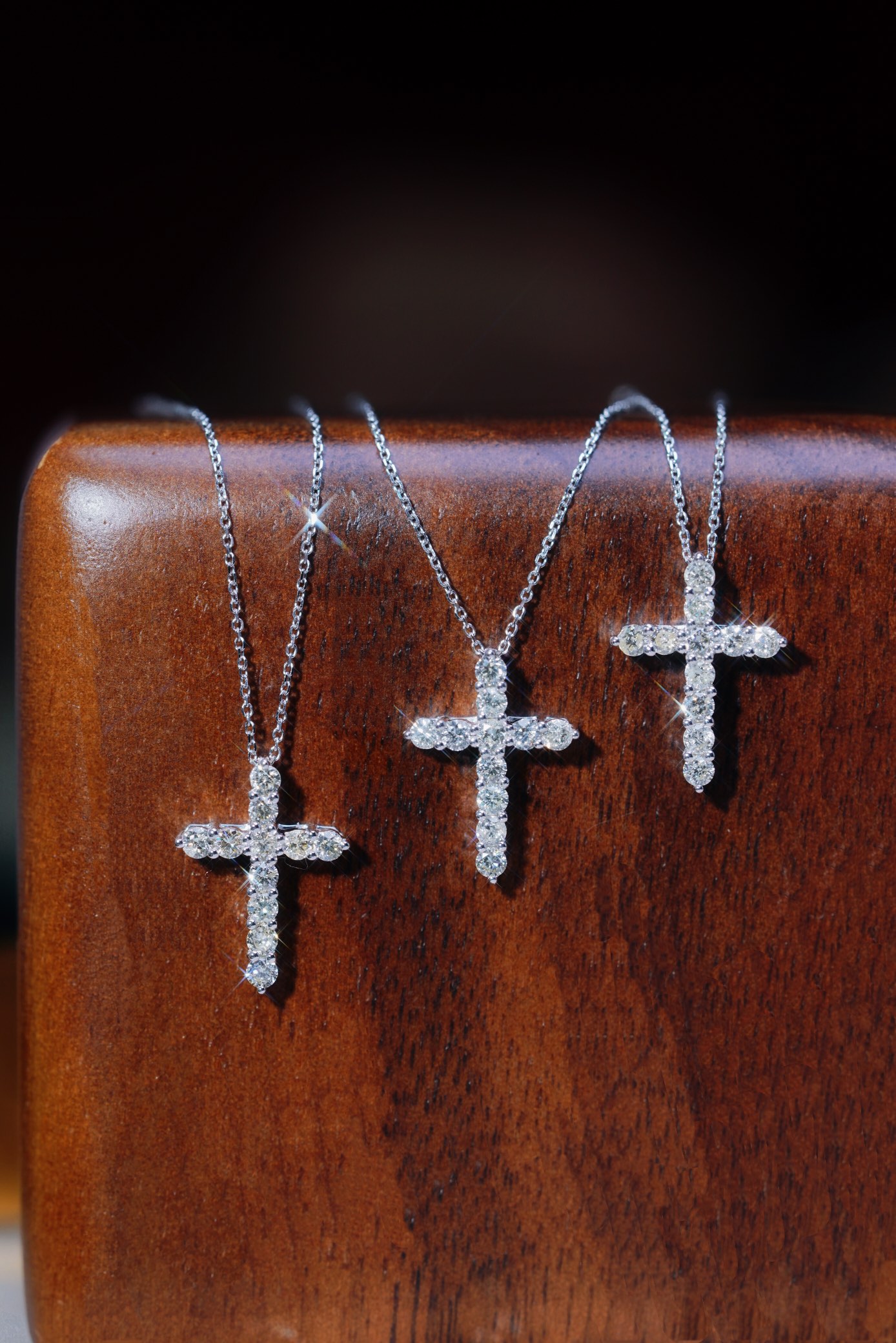 18k gold necklace with cross design, natural diamond weighing 0.30ct