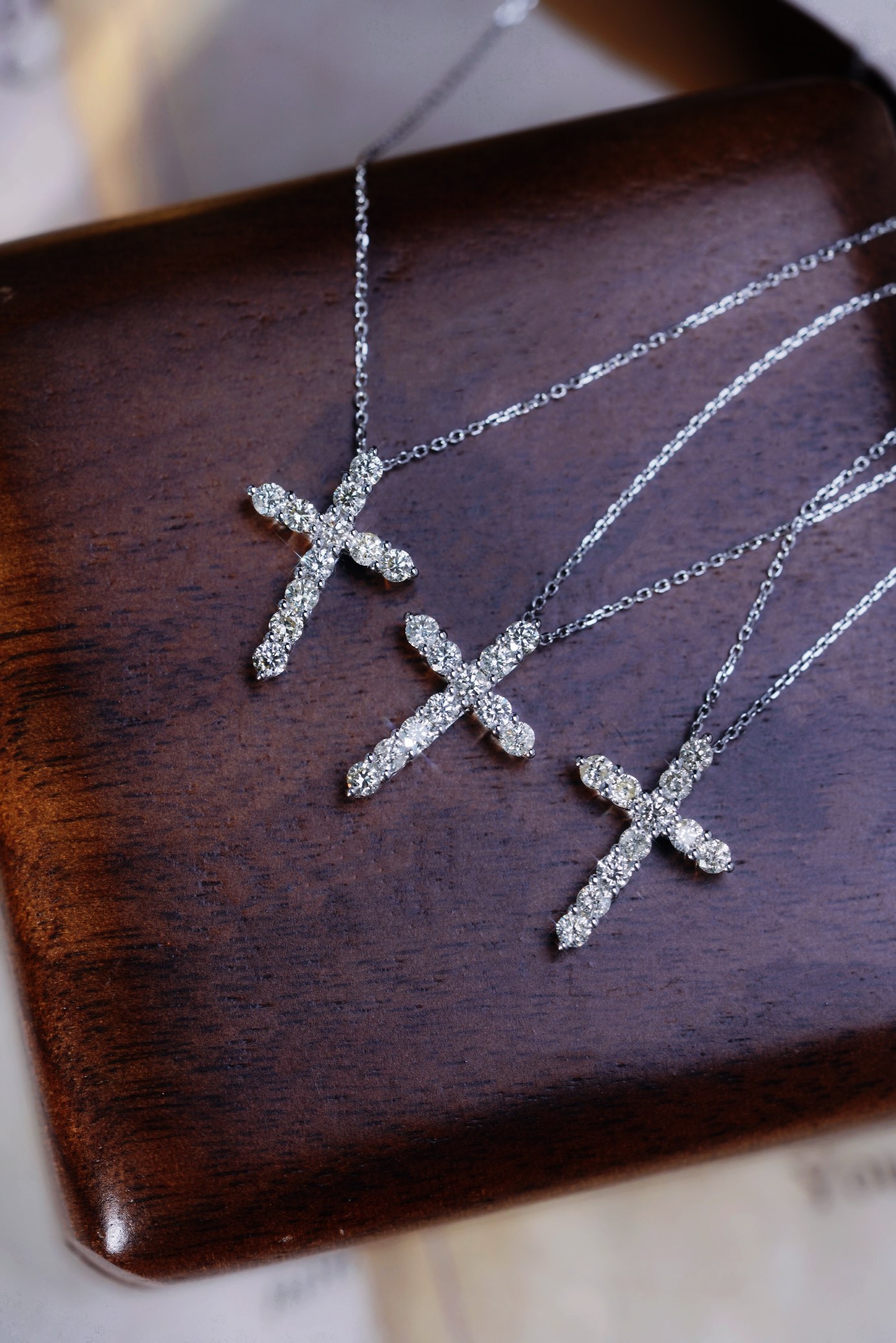 18k gold necklace with cross design, natural diamond weighing 0.30ct