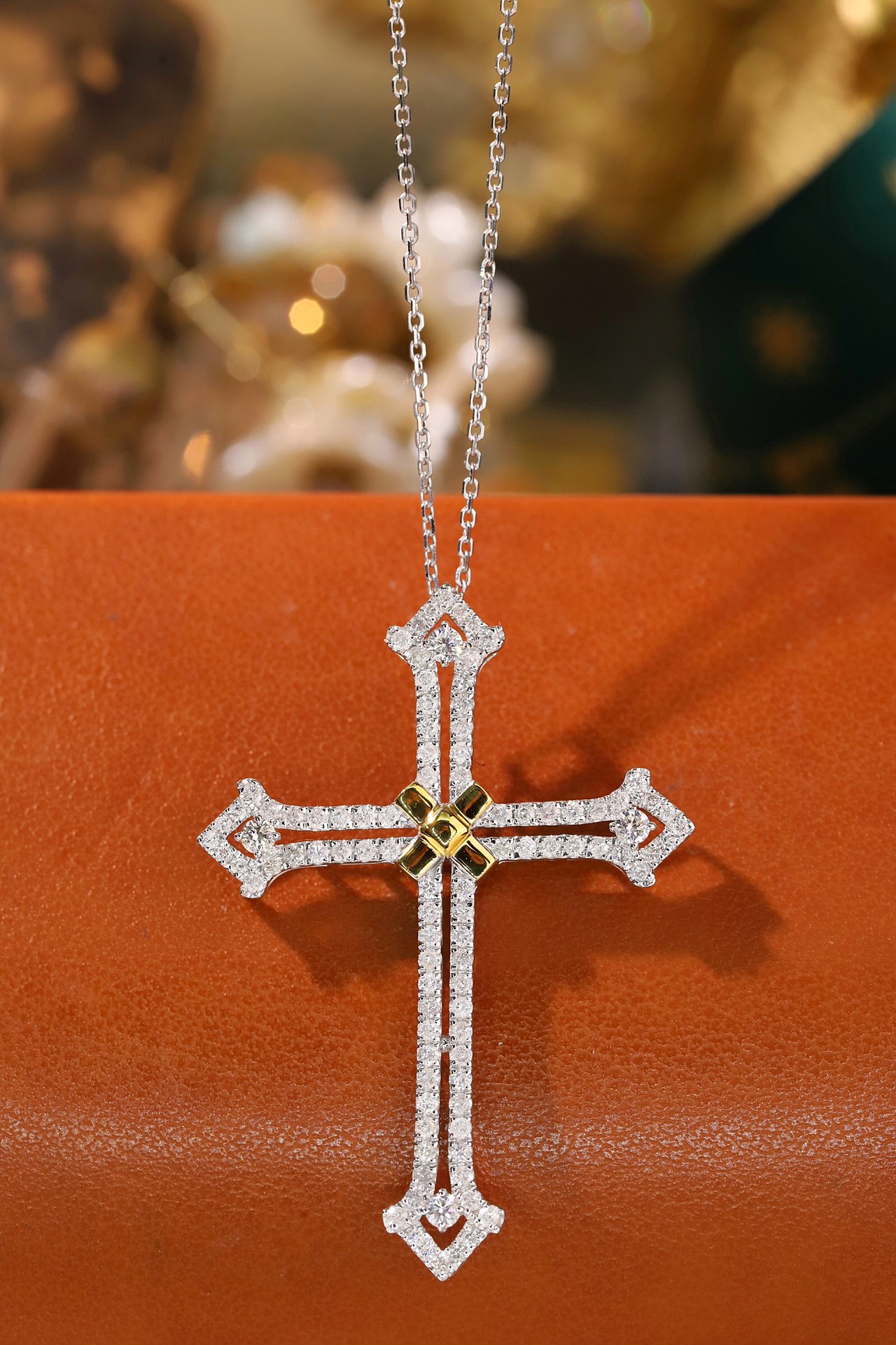 18k gold necklace with cross design, natural diamond weighing 0.90ct