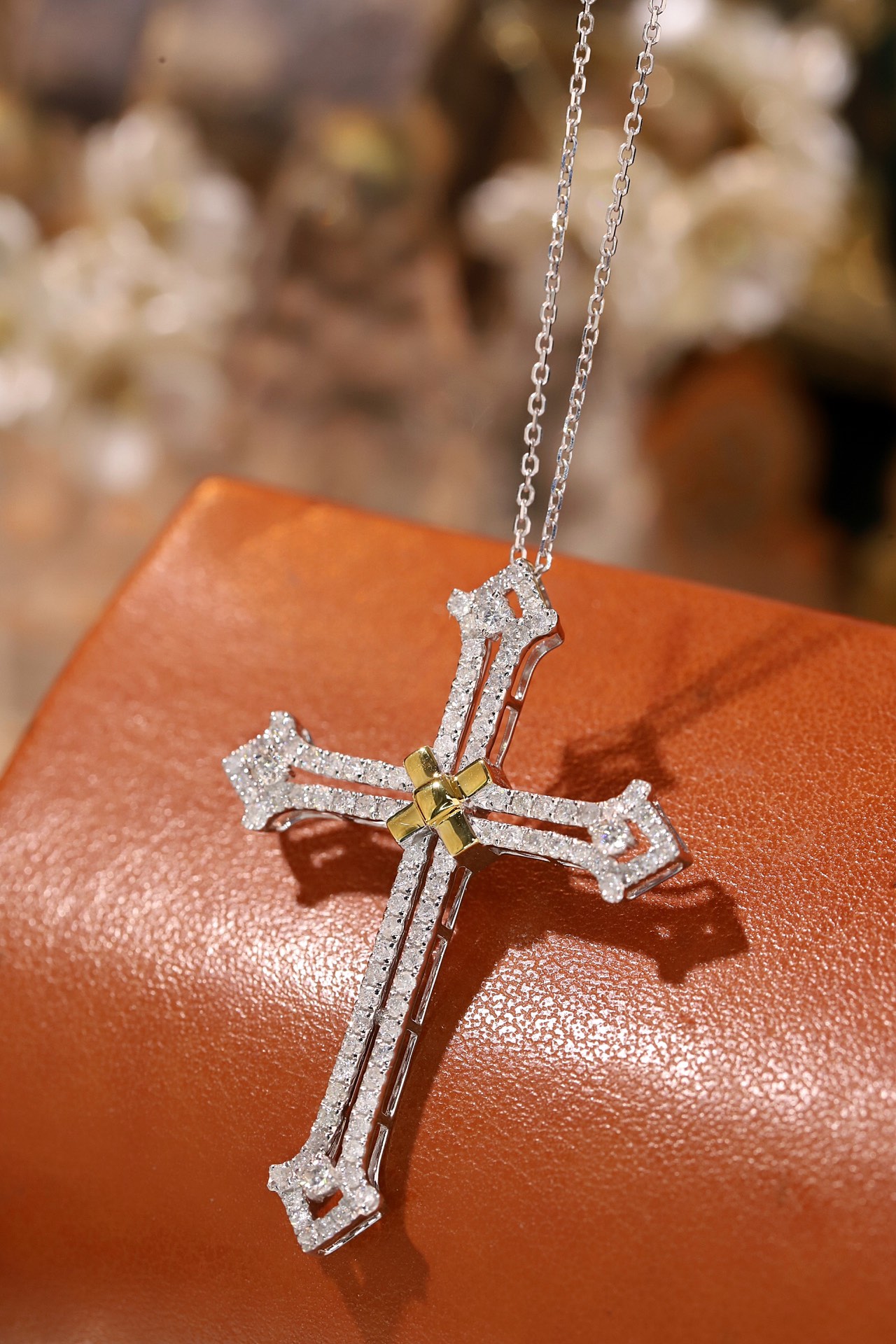 18k gold necklace with cross design, natural diamond weighing 0.90ct