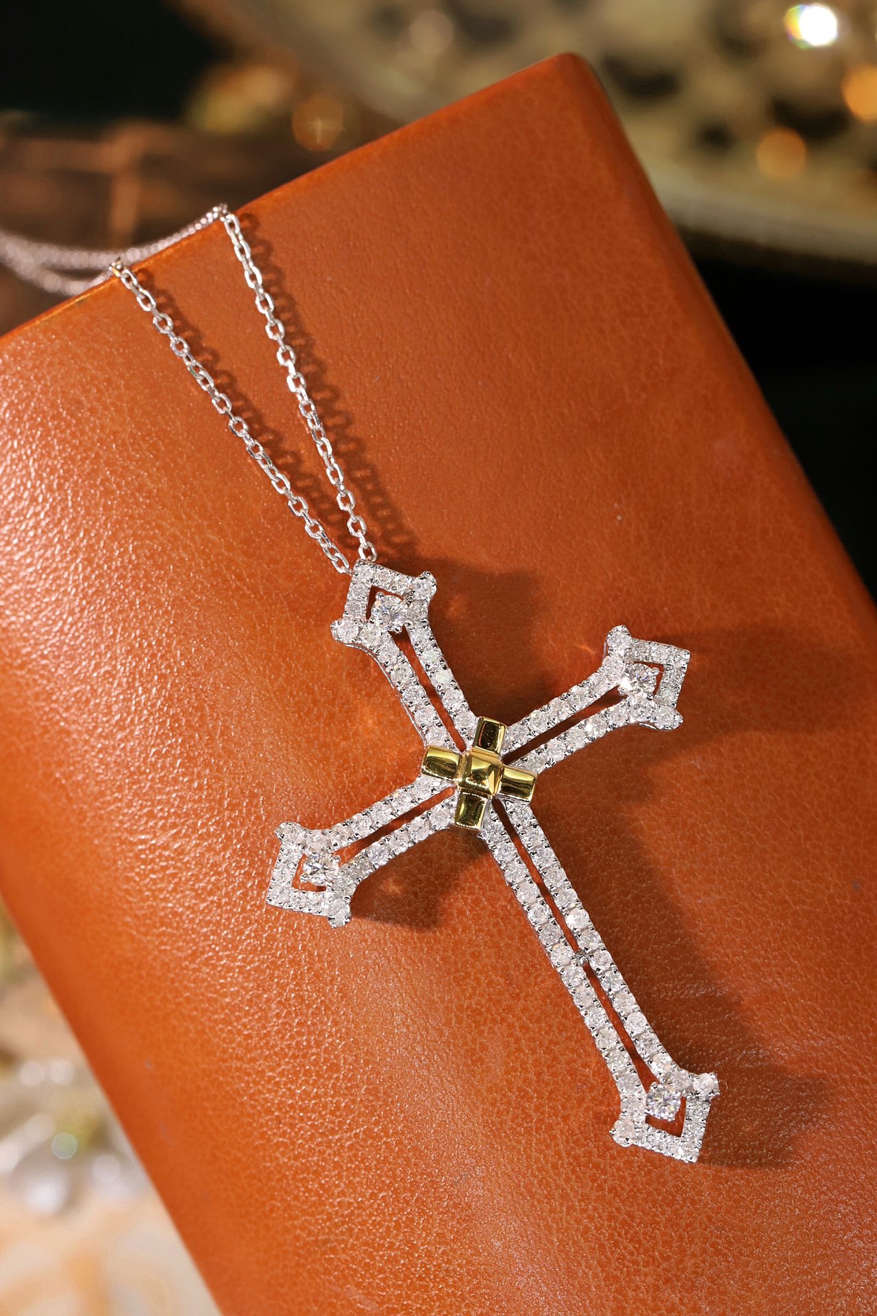 18k gold necklace with cross design, natural diamond weighing 0.90ct