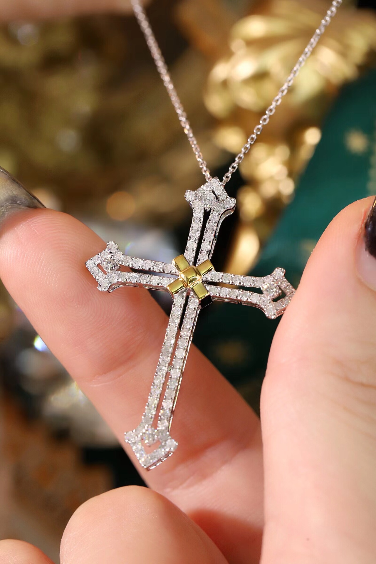 18k gold necklace with cross design, natural diamond weighing 0.90ct