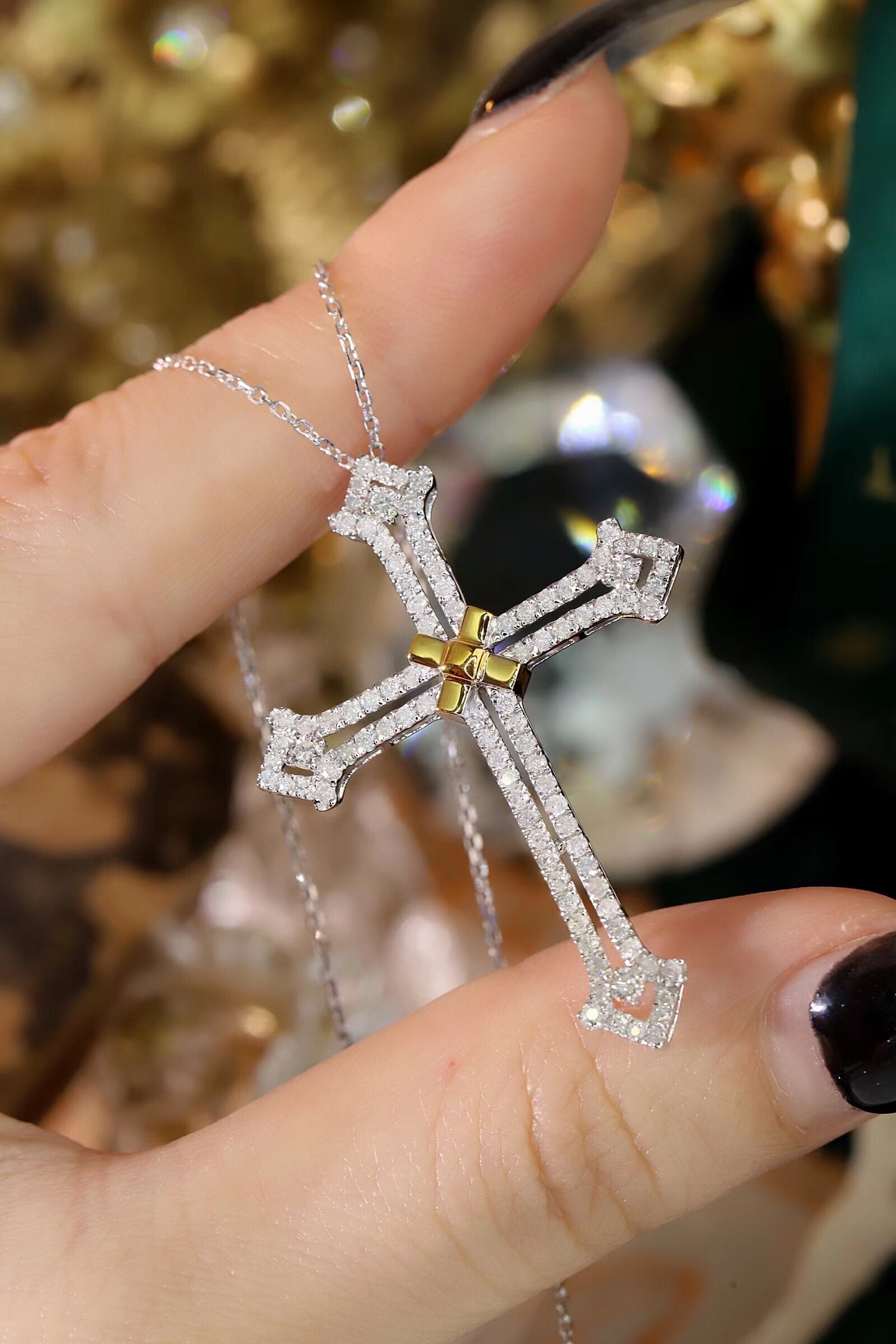 18k gold necklace with cross design, natural diamond weighing 0.90ct