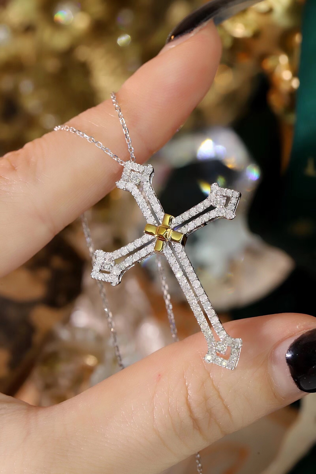 18k gold necklace with cross design, natural diamond weighing 0.90ct