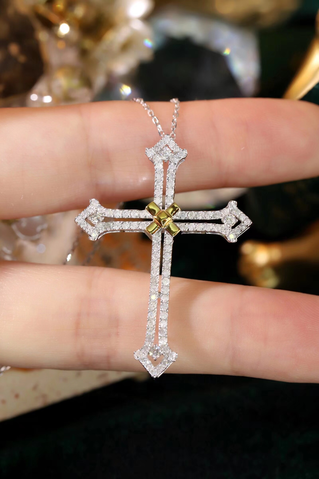 18k gold necklace with cross design, natural diamond weighing 0.90ct