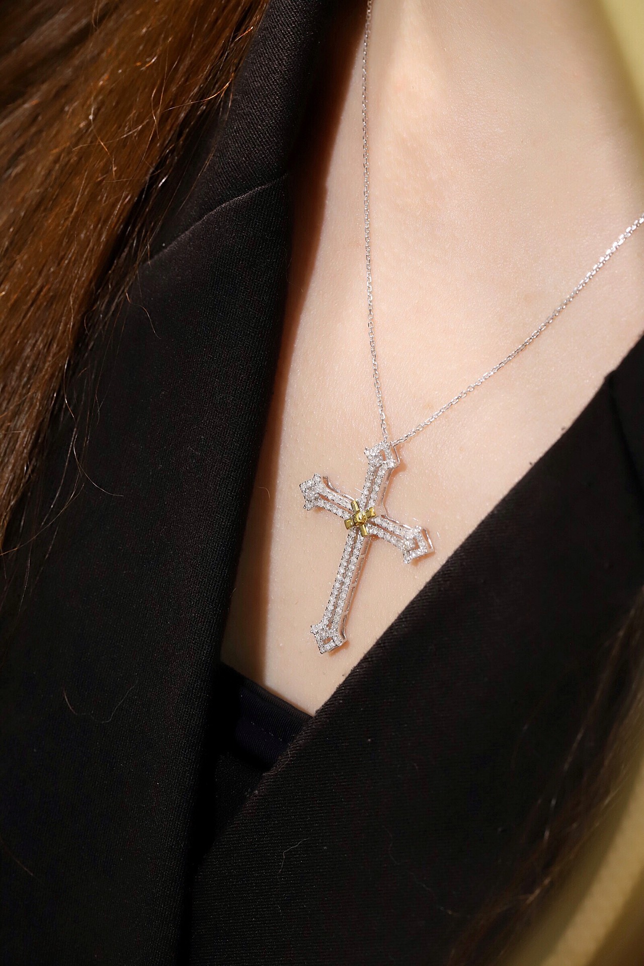 18k gold necklace with cross design, natural diamond weighing 0.90ct
